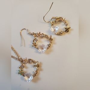 Beautiful Flower and Bee Necklace and Earrings Set
